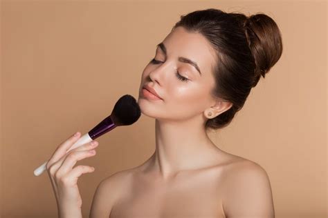 Pretty Girl With Makeup Brush In Studio Предметы макияжа Фотографии