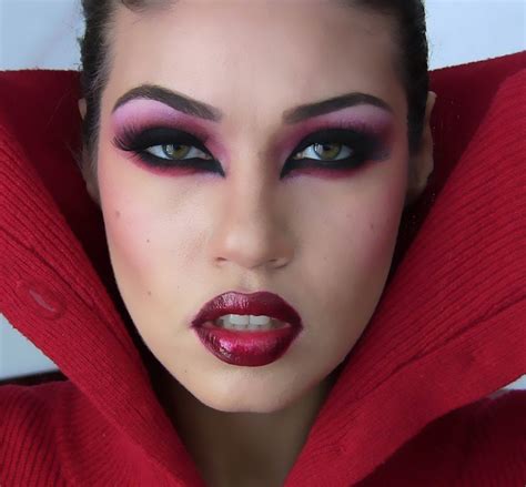 Trendy Vampire Makeup Ideas For Women