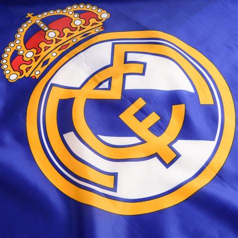 Die metropole ist mit über 3 millionen einwohnern die drittgrößte stadt europas und. Real Madrid Flagge 1902 - Blau | www.unisportstore.de
