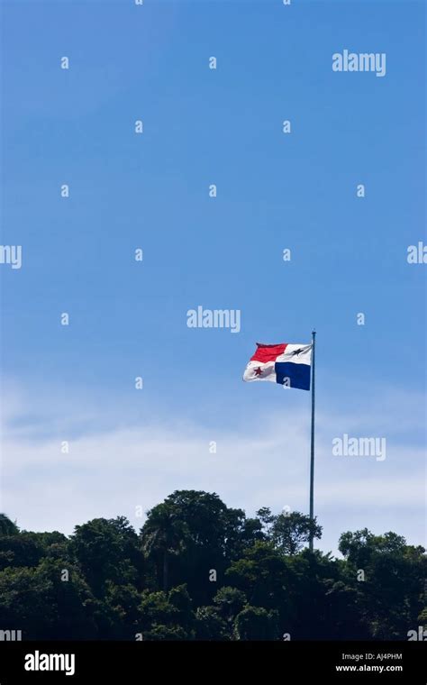 Ondear La Bandera Panameña En La Cima Del Cerro Ancón Fotografía De