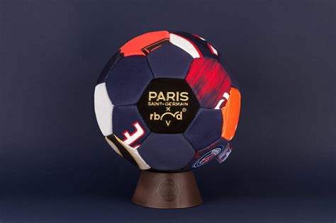 Un ballon du PSG fabriqué avec d'anciens maillots du club