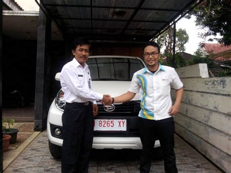 Foto Penyerahan Unit Sales Marketing Mobil Dealer Daihatsu Semarang