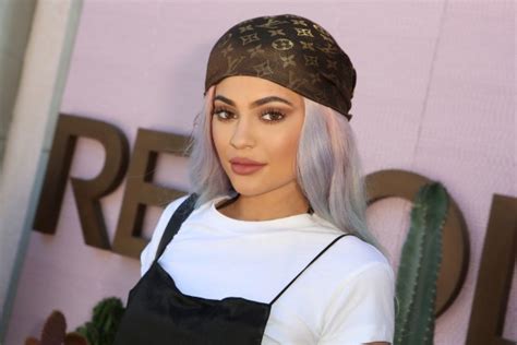 Kylie Jenner In White Hair Style Wallpaper Kylie Jenner Wearing A