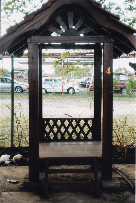 Rumah tradisional banjar ini dibangun dengan beranjung yang dalam bahasa banjar baanjung, yaitu sayap bangunan yang menjorok dari. Anjung gazebo