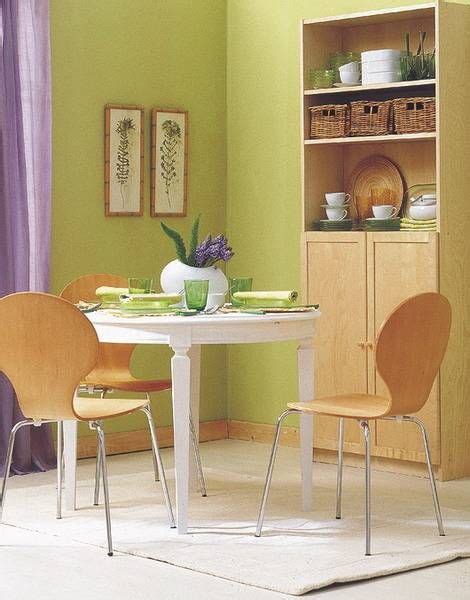 Exquisite use of wallpaper in the cozy dining room | Green dining room