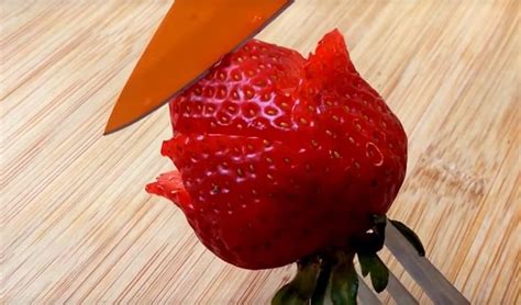 How To Make A Strawberry Rose In 6 Steps Strawberry Roses Strawberry
