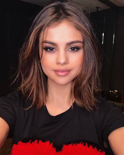 highlighted lob selena s hair is currently a neck grazing lob with her natural waves still
