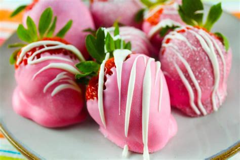 How To Make Pink Chocolate Covered Strawberries The Food Hussy
