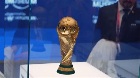 Fifa 카타르 월드컵 황금빛 우승 트로피 공개 Sbs 뉴스