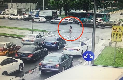 Suicidal Nude Woman Saved By Cops In Shenzhen Thatsmags Com