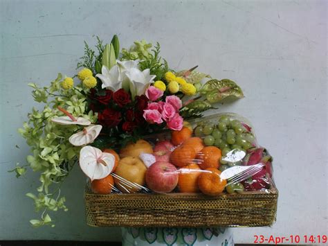 Parcel Dengan Hiasan Bunga ~ Indie Florist