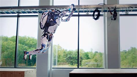 Boston Dynamics Atlas Robot Effortlessly Runs Through Parkour Course