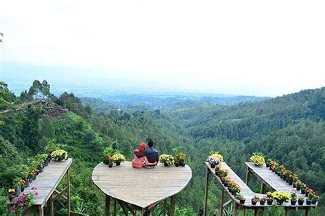 Apalagi sekarang di malang banyak spot foto kekinian yang tersebar di berbagai tempat baik itu lokasi wisata maupun cafe2. Spot Foto Instagenic di Malang - Amazing Malang