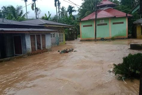 Foto Banjir Melanda Pesisir Selatan Bpbd Fokus Evakuasi Warga