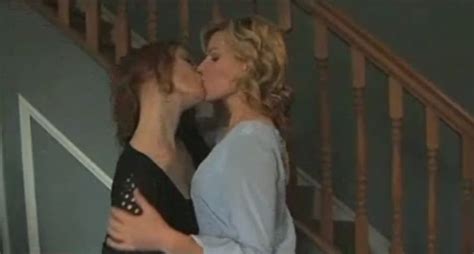 Elizabeth Banks And Alicia Witt Lesbian Kiss Wainy Days Lesbian Media