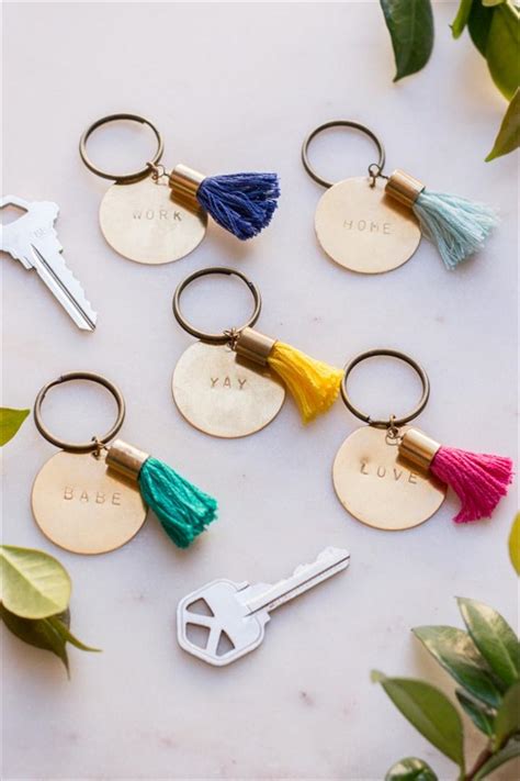 By personalizing your key photo keychain you can keep your beloved memories at your fingertips customizing your photo keychain is a snap with these clear beauties. Amazing And Cheap DIY Keychain Ideas - DIYCraftsGuru