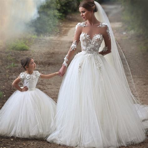 Wie wirkt das brautkleid mit glitzer? Hochzeitskleid Prinzessin Glitzer - Friseur