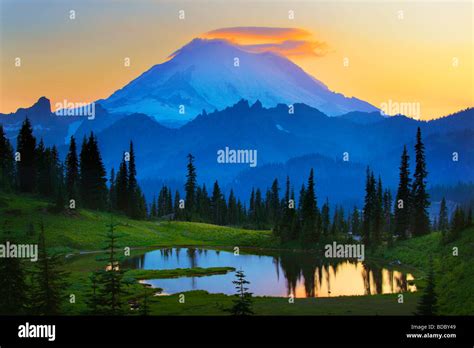 Mount Rainier At Sunset From Tipsoo Lake Stock Photo Alamy