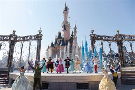E proprio nei feed ig stiamo vedendo avanzare, grazie alle foto postate, i vari quindi, se siete in dolce attesa, ecco qualche consiglio fashion utile dalle vostre colleghe vip. Disneyland Paris: quali attrazioni per le mamme in dolce ...