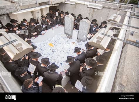 Lubavitch Leader High Resolution Stock Photography And Images Alamy