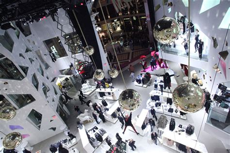 Store number 2,000 opens in osaka, japan. » H&M store, Las Vegas