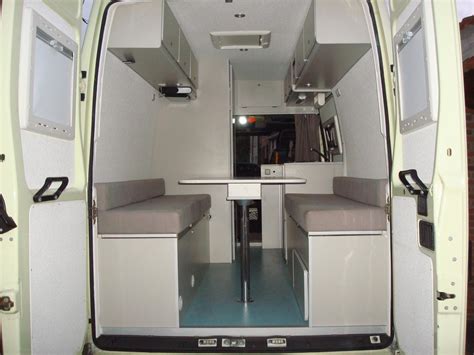 On commence par fabriquer le lit. Comment amenager mon fourgon en camping car