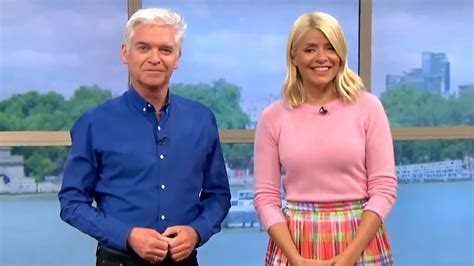 Holly Willoughby Divides Fans With Her Fresh Holiday Tan From The Maldives Hello