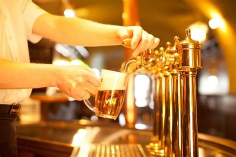 Un tempo gli spillatori erano macchine professionali, ideali quindi solo per i bar, i pub o i ristoranti. BIRRA ALLA SPINA O IN BOTTIGLIA? Vediamo le differenze tra ...