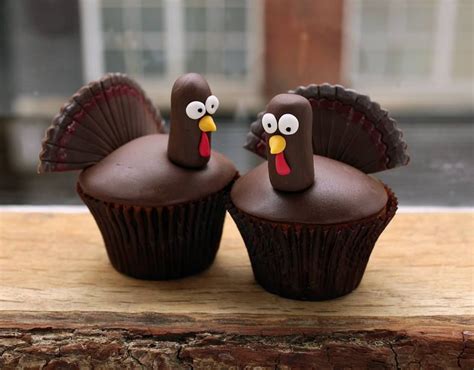 Thanksgiving cupcakes can be decorated in many different ways. How to decorate a cupcake with a Thanksgivingtwist. Following their step by step guide you will ...