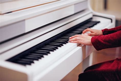 Pianist Spielt Auf Einem Weißen Klavier Hände Schließen Premium Foto