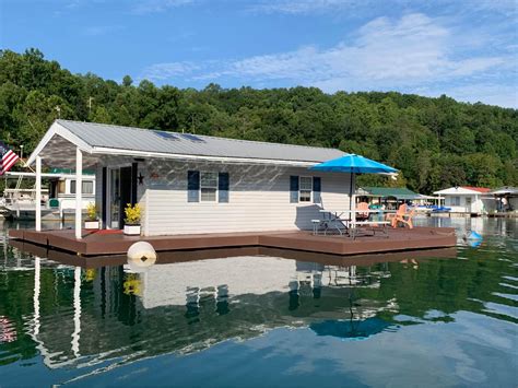 Beautiful Floating Lake House on Norris Lake - Property For Sale