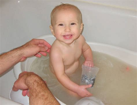A Guide To Preparing An Oatmeal Bath For Babies Heads Up Mom