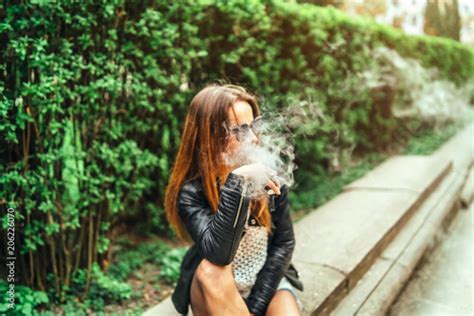 Pretty Brunette Woman Smoke Electronic Cigarette Outdoor Kaufen Sie