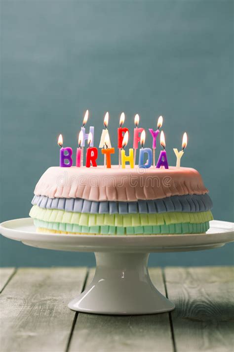 Julias piñata kuchen ist perfekt für alle, die überraschungen lieben. Pinata-Geburtstags-Kuchen stockfoto. Bild von feier ...