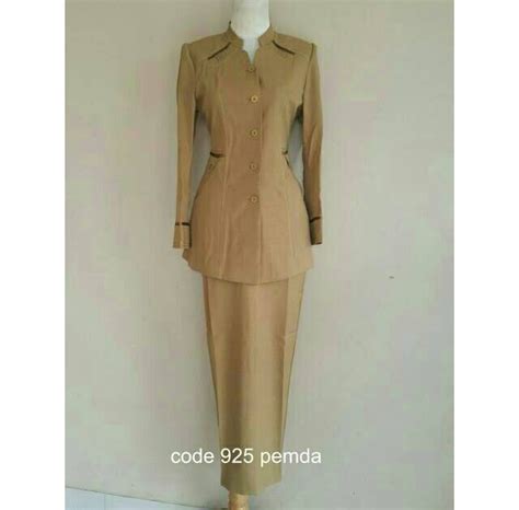 Penampilannya cukup manis lho dengan kebaya yang berwarna kuning kunyit dipaduk. Warna Jilbab Untuk Seragam Khaki - Voal Motif