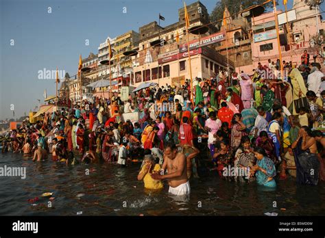 Hindu Pilger Bad Im Heiligen Fluss Ganges In Varanasi Stockfotografie Alamy