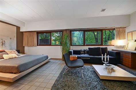 Own This Remarkable Midcentury Glass House South Of Chicago For 749k Chicago Interior Design