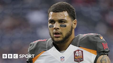 Mike Evans Anthem Protest Nfl Player Sits In Protest At Donald Trump