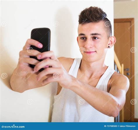 Adolescente Masculino Que Clava El Selfie Con Tachuelas Foto De Archivo Imagen De Morena