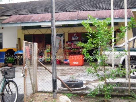 Bahan makanan basah biasanya dijual di pasar. Kampung Titi Teras, Balik Pulau: Kedai Runcit