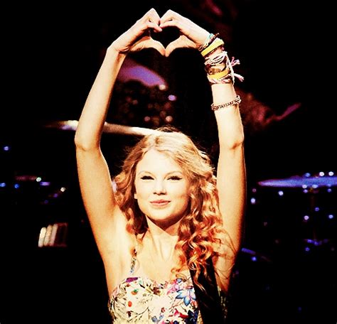 Post A Pic Of Taylor Doing Her Signature Corazón