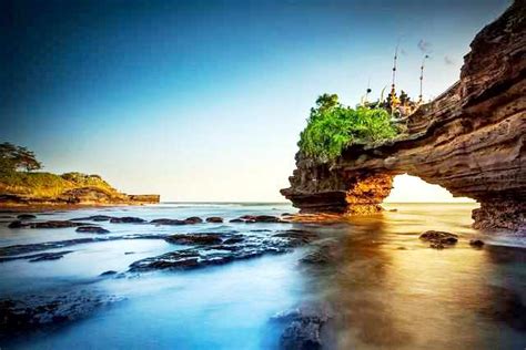 Seminyak hanya berjarak 15 menit berkendara dari kuta, seminyak adalah salah satu tujuan wisata di bali yang cukup terkenal saat ini dan merupakan rumah dari berbagai jenis hotel, villa, restaurant dan spa mewah bertaraf internasional. Daftar Tempat Wisata Menarik Di Pulau Bali