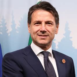 Il premier firma un autografo ad un bambino con. Giuseppe Conte - Wikipedia