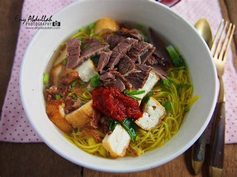 Rasa kuahnya segar, baksonya garing dan daging iganya lembut dan empuk. Bihun Sup Utara