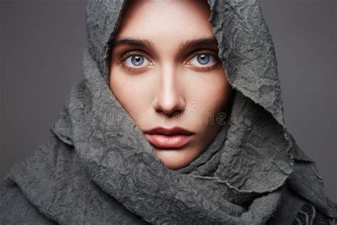 漂亮的阿拉伯女人用希贾布遮住脸 库存照片 图片 包括有 穆斯林 赞誉 眼睛 女性 艺术 有吸引力的 164808694