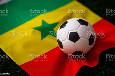 Tim Nasional Sepak Bola Senegal Bendera Nasional Di Rumput Hijau Dan