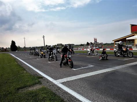 Il disegno dei tracciati del kartodromo, che. PRATICO - Corso di Guida Motociclistica Step 1 e 2 ...