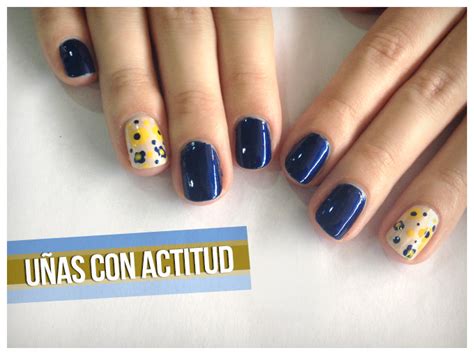 Explora categorías y búsquedas relacionadas. Manicure flores azul marino | ActitudFem