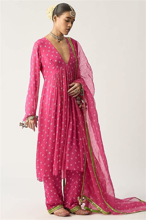 Fuchsia Hand Embroidered Kurta Set Design By Itrh At Pernias Pop Up Shop 2024