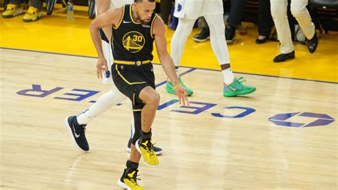 Watch Steph Curry Dances After Drilling 3 Pointer In Game 1 Vs Mavs